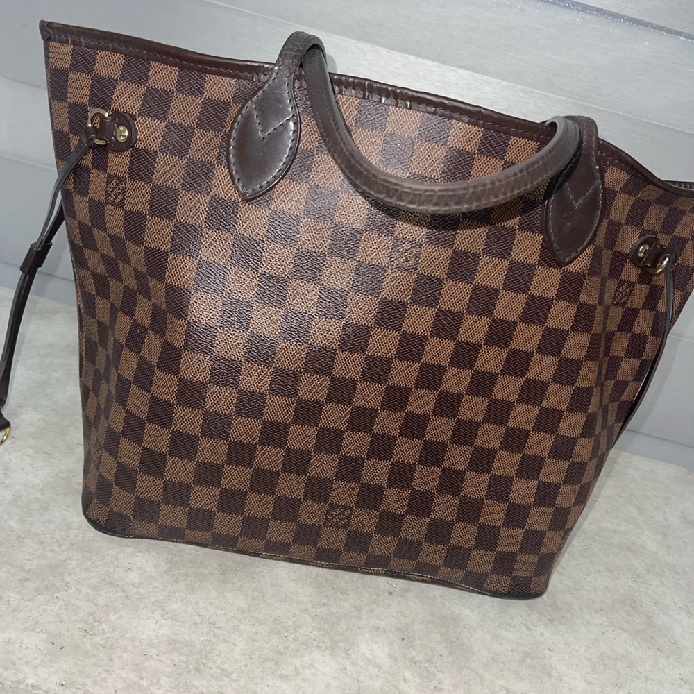 LOUIS VUITTON MONOGRAM NEVERFULL MM with Distinctive Checkered Pattern